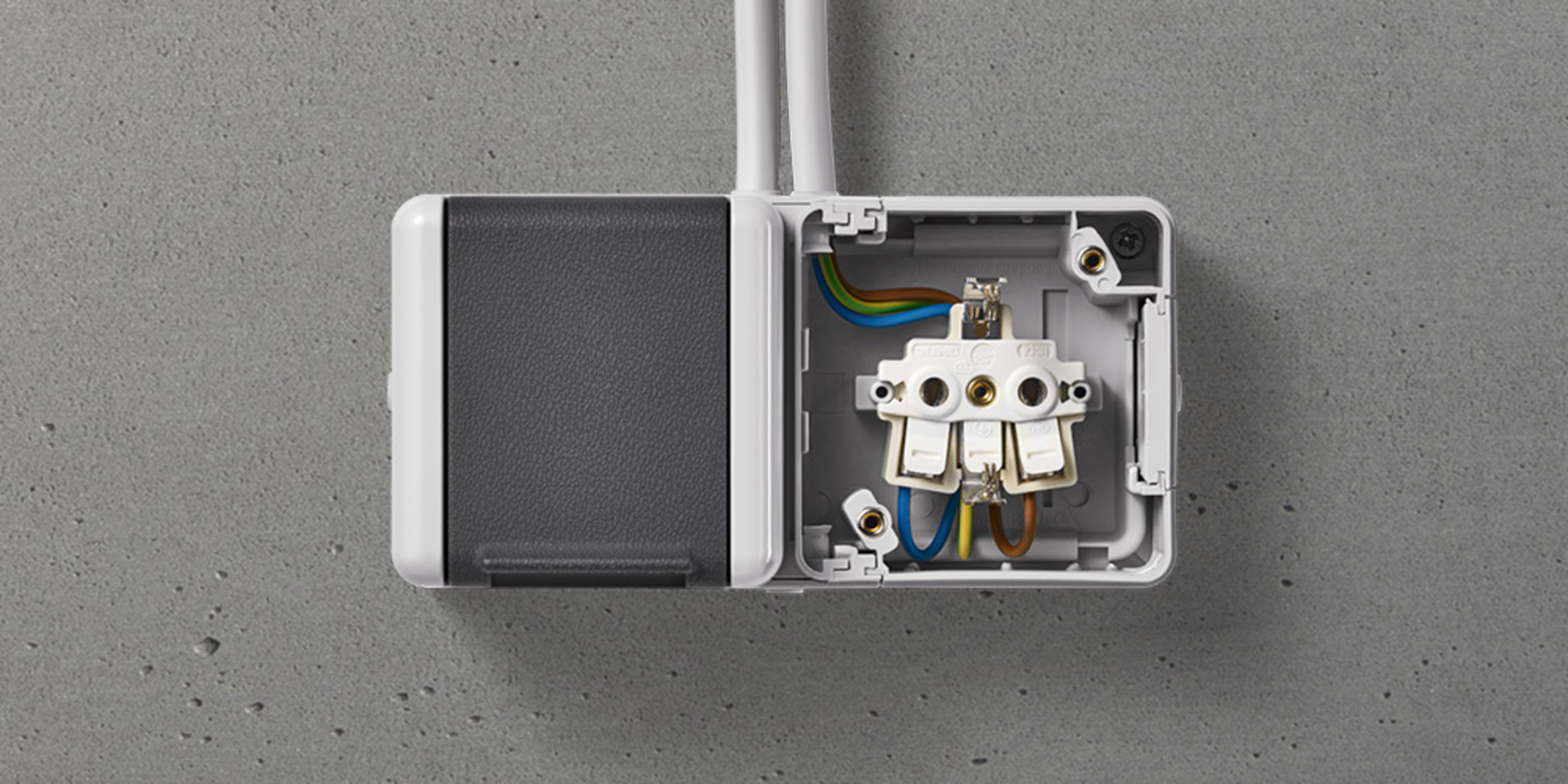 Doppelsteckdose mit Trennsteg bei AH-Elektroprojekt GmbH in Erding